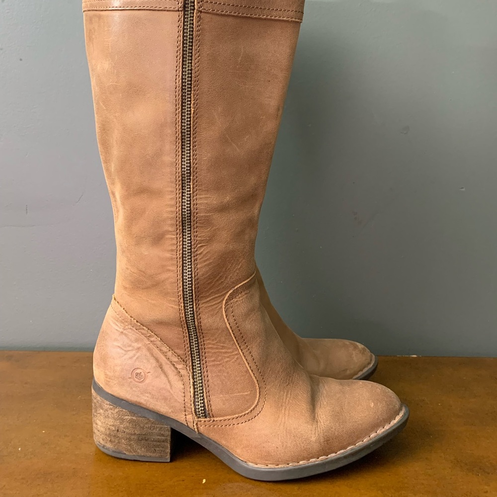 Born  tall riding boots size 8.5M 2in heel shaft 8in length top to heel 17’
